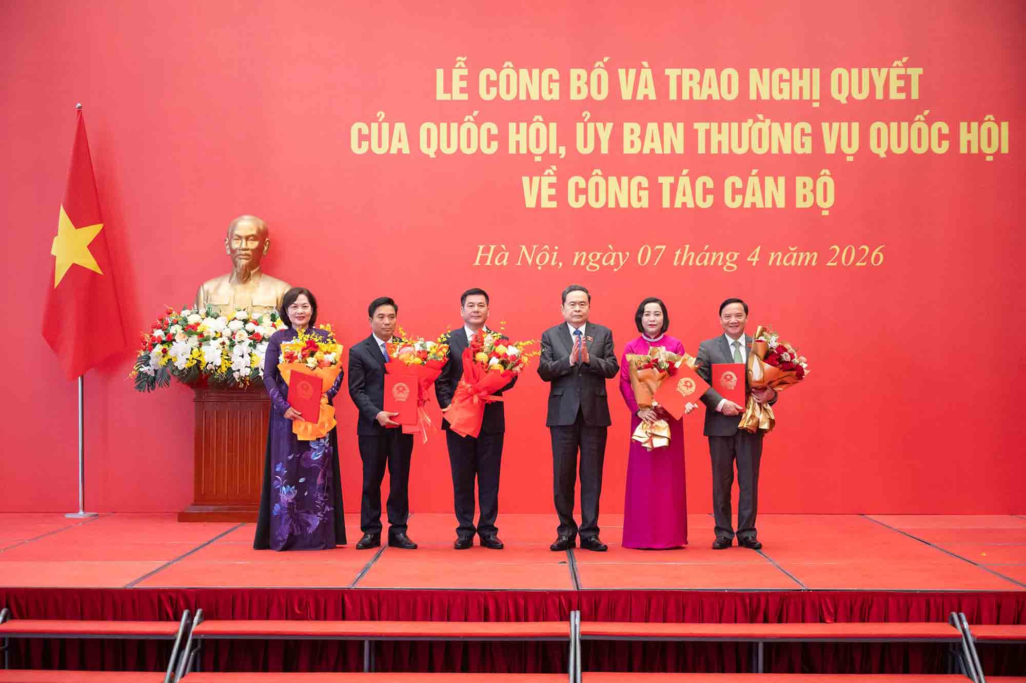 Politburo Member, National Assembly Chairman Tran Thanh Man presents the National Assembly's Resolution electing Vice Chairmen of the National Assembly and presents flowers to congratulate the Vice Chairmen of the 16th National Assembly. Photo: Pham Thang.