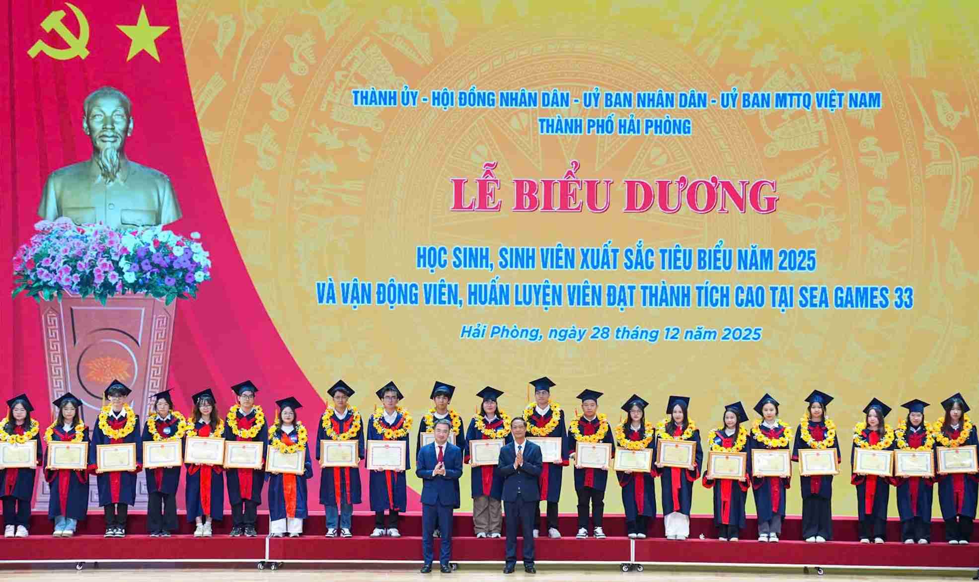 Hải Phòng dành nhiều cơ chế động viên, khuyến khích giáo viên, học sinh có thành tích cao. Ảnh: Minh Khuê