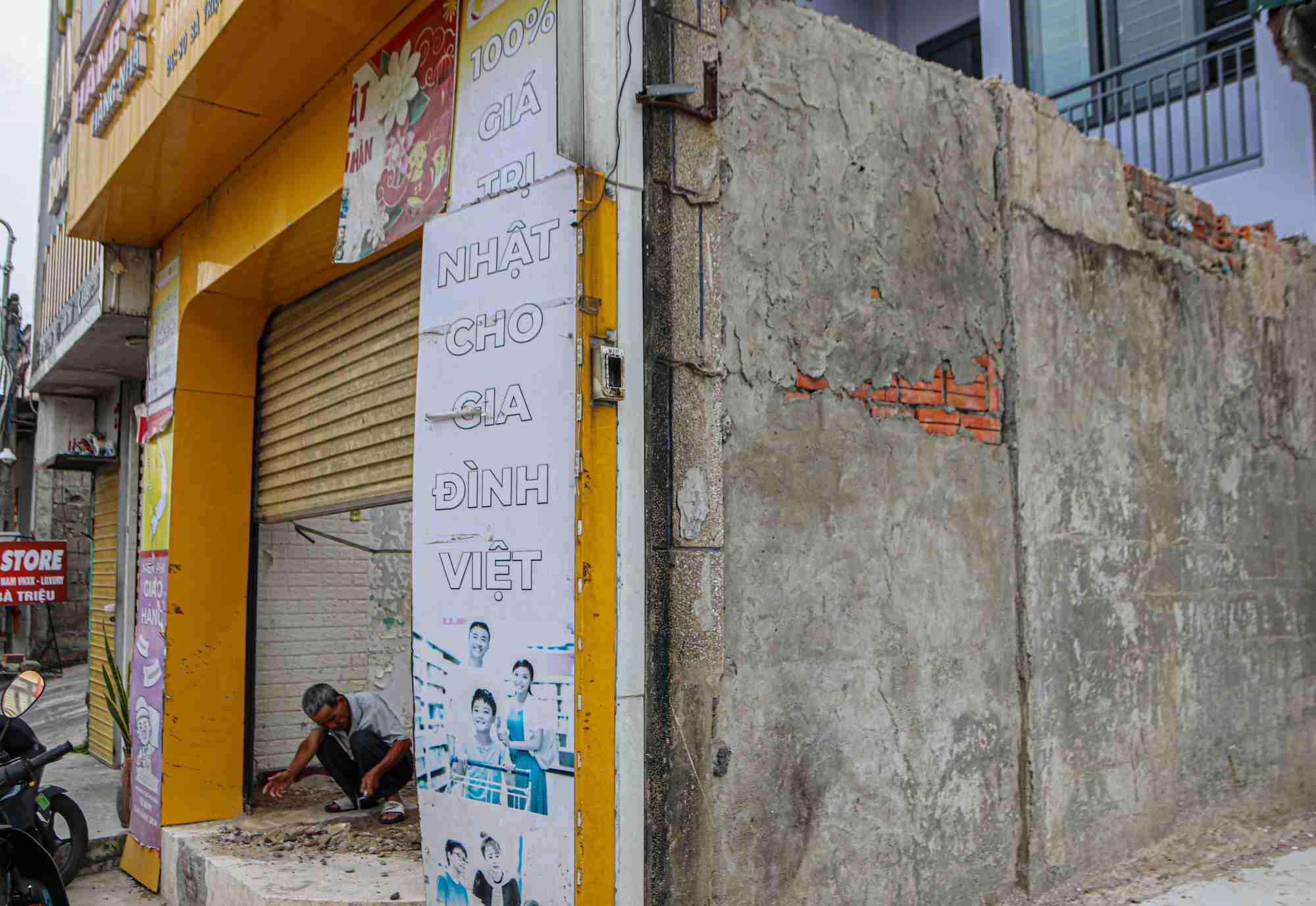 Các nhà dân, hàng quán bàn giao mặt bằng phục vụ mở rộng tuyến đường Bà Triệu (TP Huế). Ảnh: Nguyễn Luân