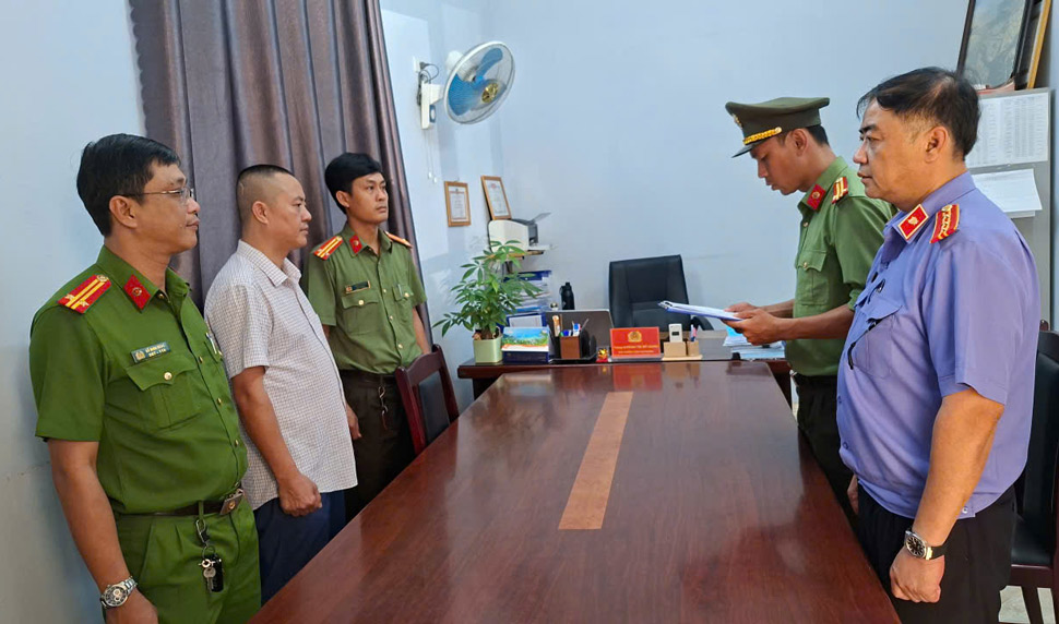 Cơ quan An ninh điều tra Công an tỉnh Gia Lai thi hành lệnh bắt tạm giam Đỗ Bá Cường. Ảnh: Công an