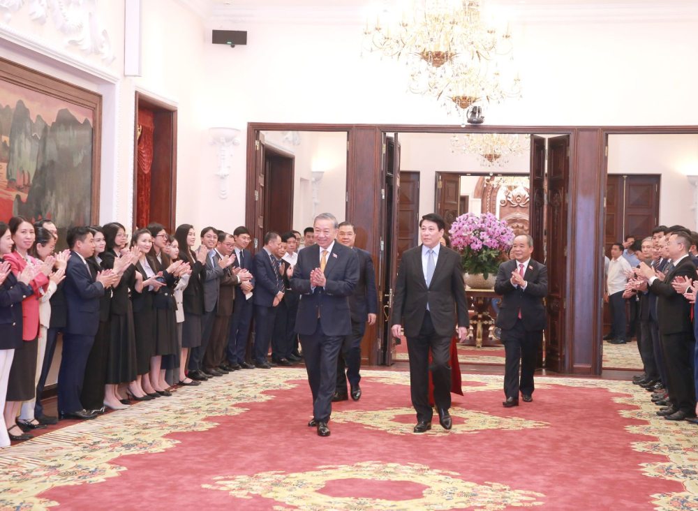 Tổng Bí thư, Chủ tịch nước Tô Lâm và nguyên Ủy viên Bộ Chính trị, nguyên Chủ tịch nước Lương Cường tại buổi gặp mặt. Ảnh: Hiền Hòa