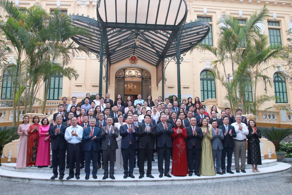 Tổng Bí thư, Chủ tịch nước Tô Lâm; Nguyên Chủ tịch nước Lương Cường chụp ảnh lưu niệm cùng cán bộ, chuyên viên Văn phòng Chủ tịch nước. Ảnh: Hiền Hòa