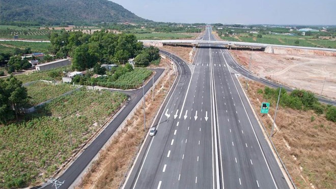 Một nút giao trên dự án thành phần 3 cao tốc Biên Hòa - Vũng Tàu đã hoàn thiện cơ bản. Ảnh: Khánh Nam