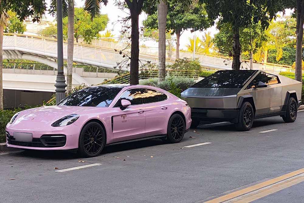 The appearance of a pink Porsche Panamera next to a Tesla Cybertruck on the streets of Ho Chi Minh City attracted attention thanks to the contrasting design and iconic features of the two models. Photo: Xuan Lam