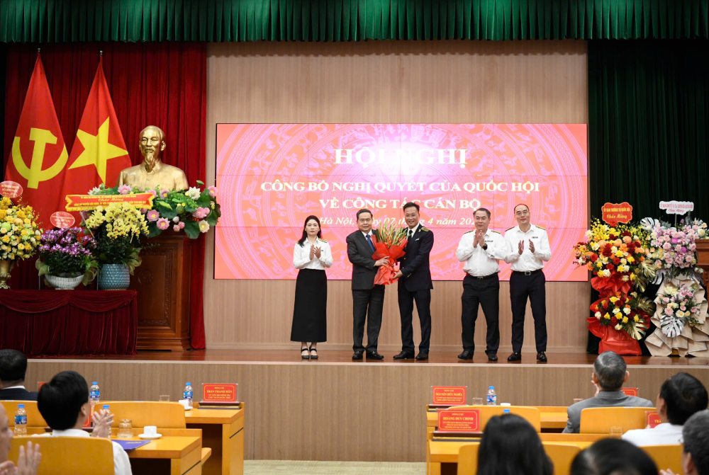 Chủ tịch Quốc hội Trần Thanh Mẫn tặng hoa chúc mừng tân Tổng KTNN Nguyễn Hữu Nghĩa. Ảnh: Ái Vân