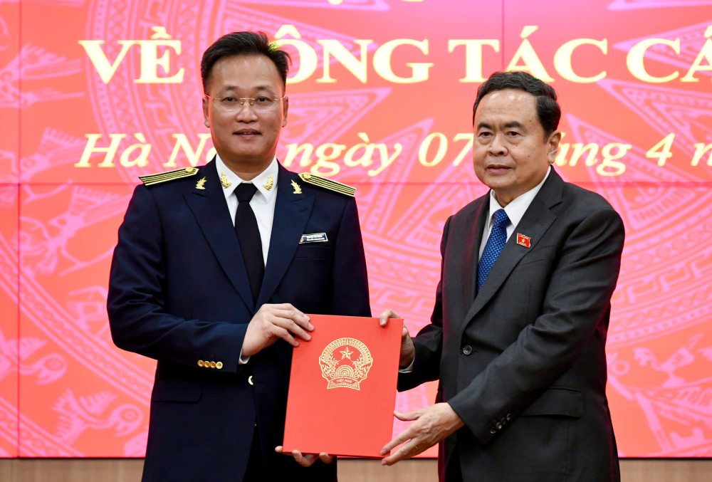 Politburo Member, National Assembly Chairman Tran Thanh Man handed over the National Assembly's Resolution on personnel work to Mr. Nguyen Huu Nghia. Photo: Ai Van