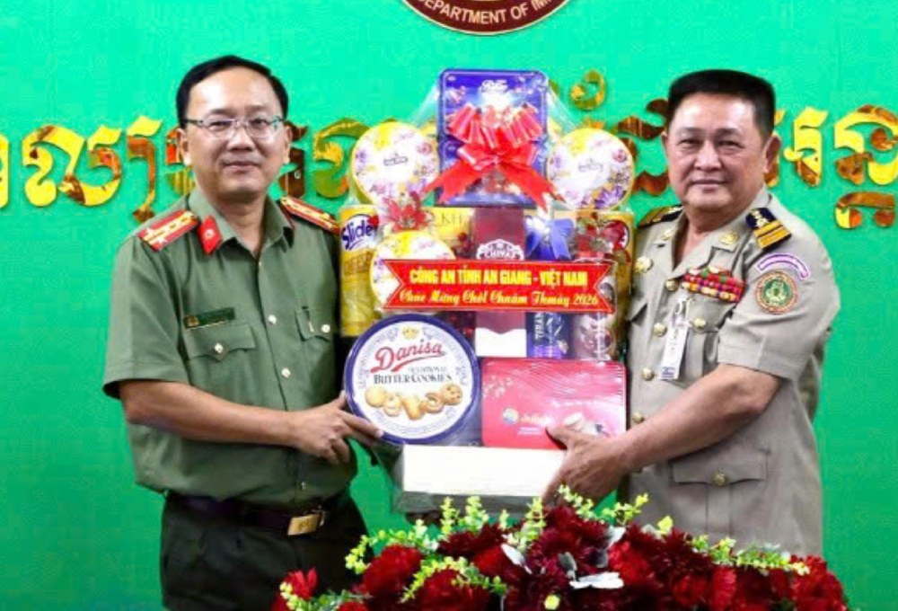 Đại tá Huỳnh Thanh Lâm (bên trái), Phó Giám đốc Công an tỉnh An Giang thăm, tặng quà Tết cán bộ, chiến sĩ Đồn Công an cửa khẩu Prek Chak. Ảnh: Tiến Dũng