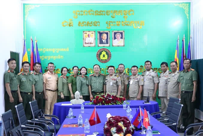 An Giang Provincial Police delegation wishes traditional Tet to Chol Chnam Thmay Border Gate Police Station Prek Chak (Kingdom of Cambodia). Photo: Tien Dung