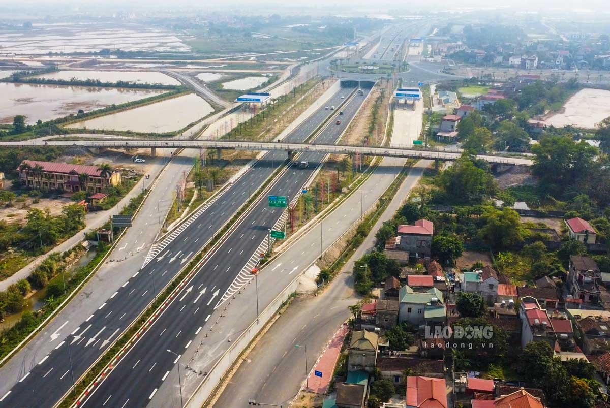 Transferring investors of 40 projects to Ninh Binh Provincial Land Fund Development Center. Photo: Ha Vi