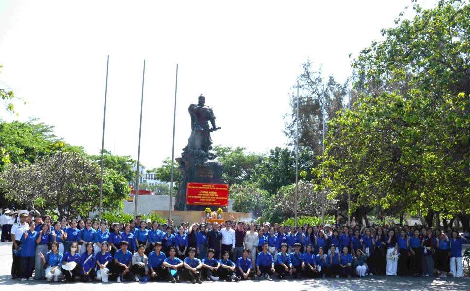 Đoàn dâng hương tưởng niệm Đức Thánh Trần. Ảnh: Huy Công, Thái Sơn