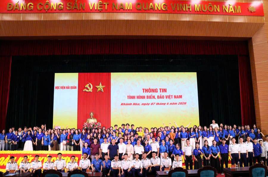 Đoàn chụp ảnh lưu niệm cùng cán bộ, giảng viên, học viên của Học viện Hải quân. Ảnh: Huy Công, Thái Sơn.