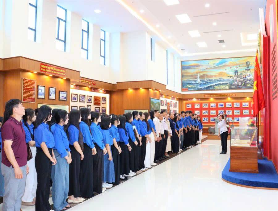 Đoàn tham quan Phòng Truyền thống Học viện Hải quân. Ảnh: Huy Công, Thái Sơn.