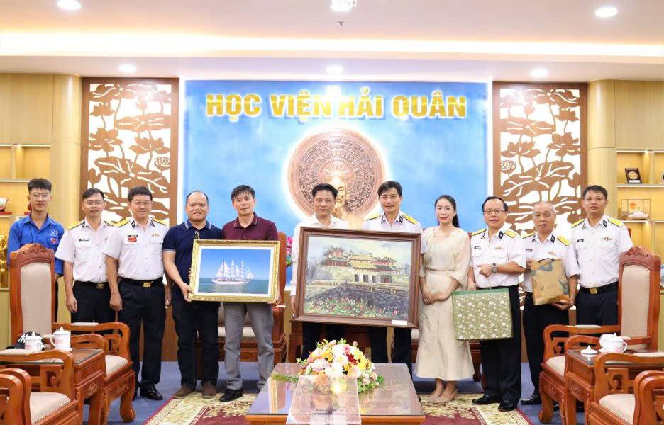 Đoàn Trường Đại học Sư phạm, Đại học Huế tặng quà lưu niệm cho Học viện Hải quân. Ảnh: Huy Công, Thái Sơn.