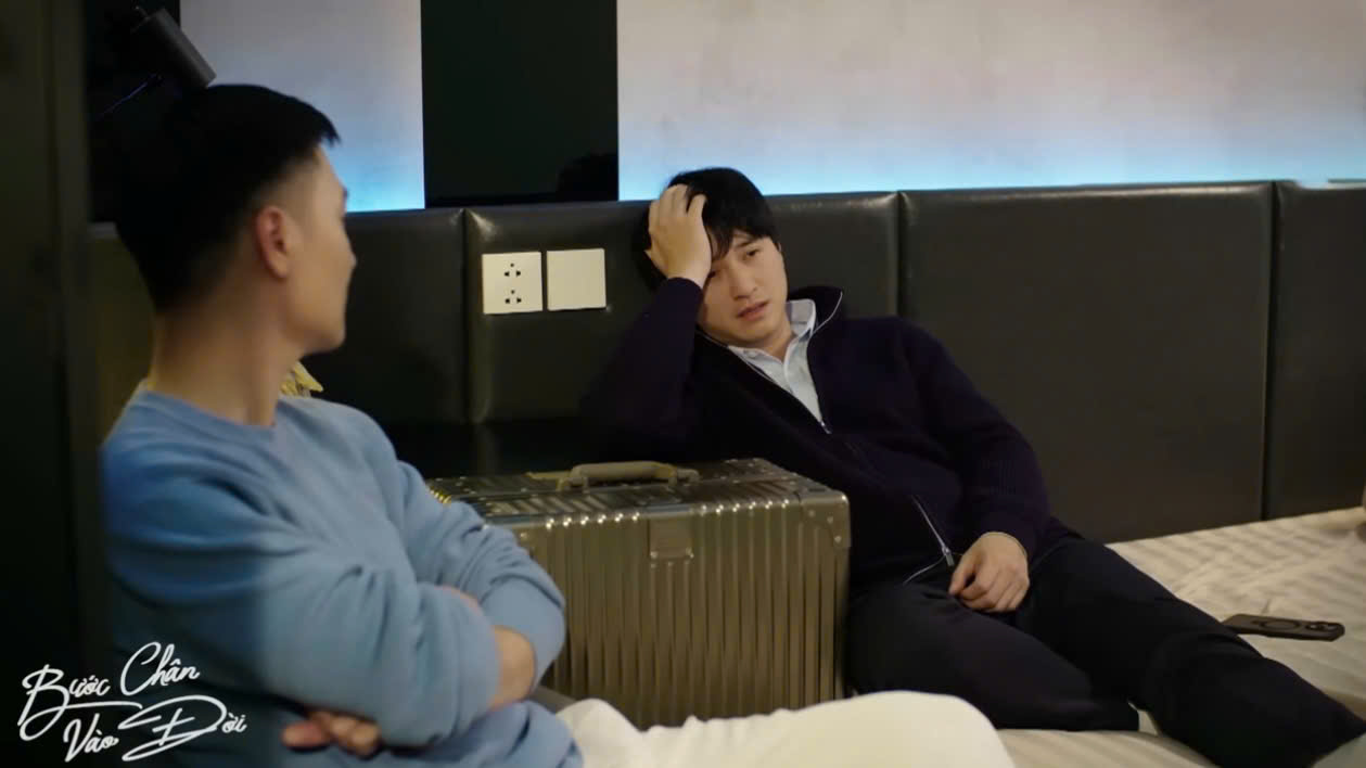 Quân thất thần tâm sự với Trần Lâm trước khi trở về nhà với bố mẹ. Ảnh VFC