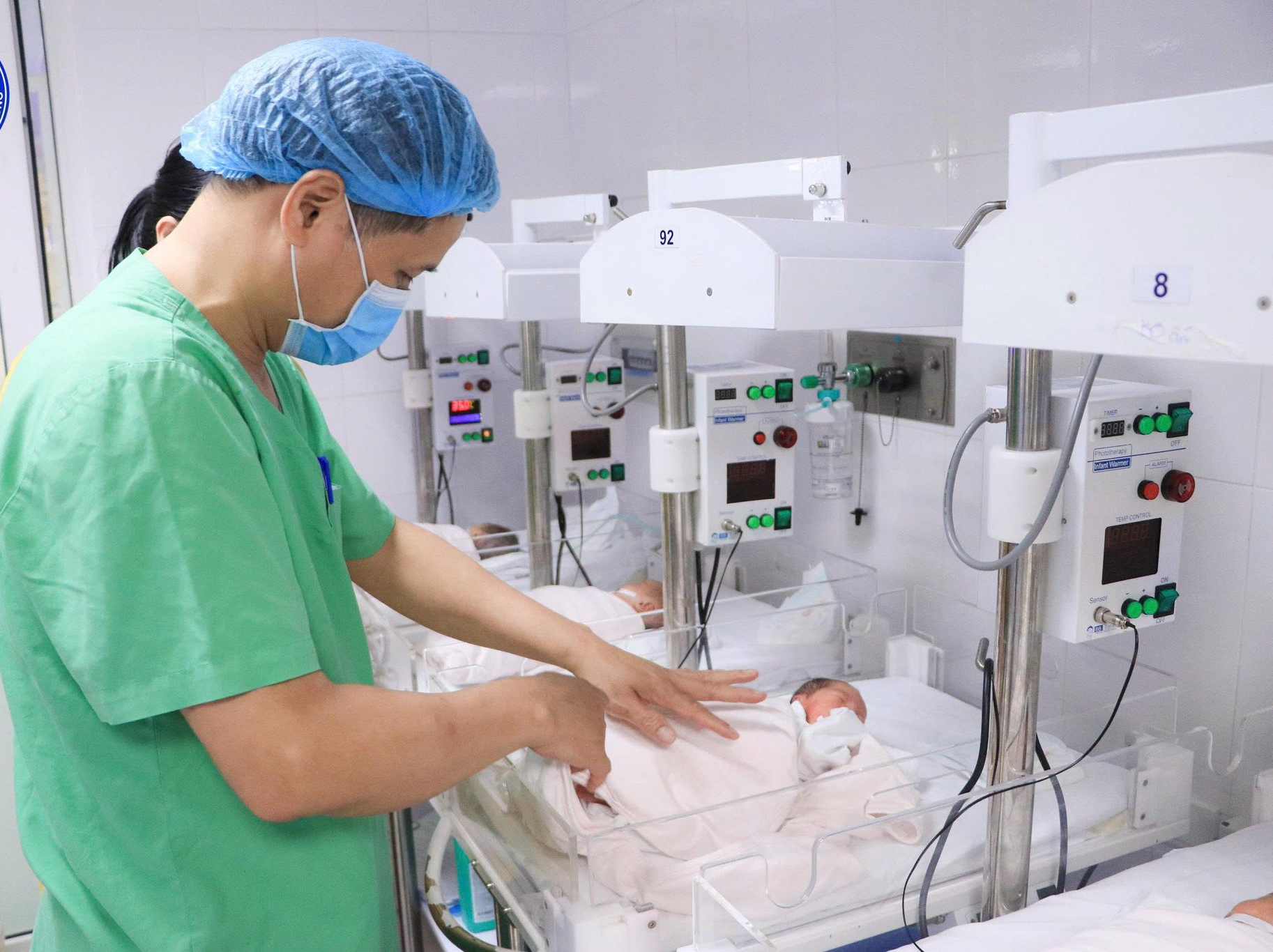2 bé sơ sinh được chuyển tới Trung tâm Sơ sinh để tiếp tục theo dõi, chăm sóc chuyên sâu. Ảnh: BVCC