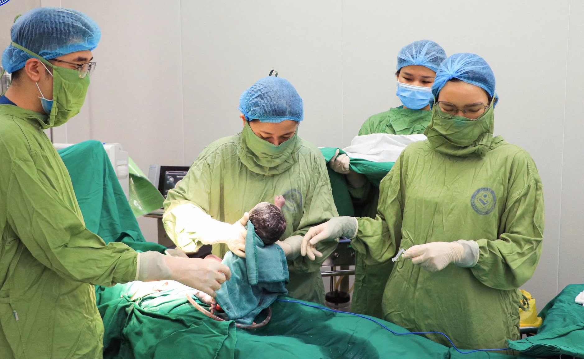 샴쌍둥이 구출, 양수 부족으로 위독. 사진: BVCC