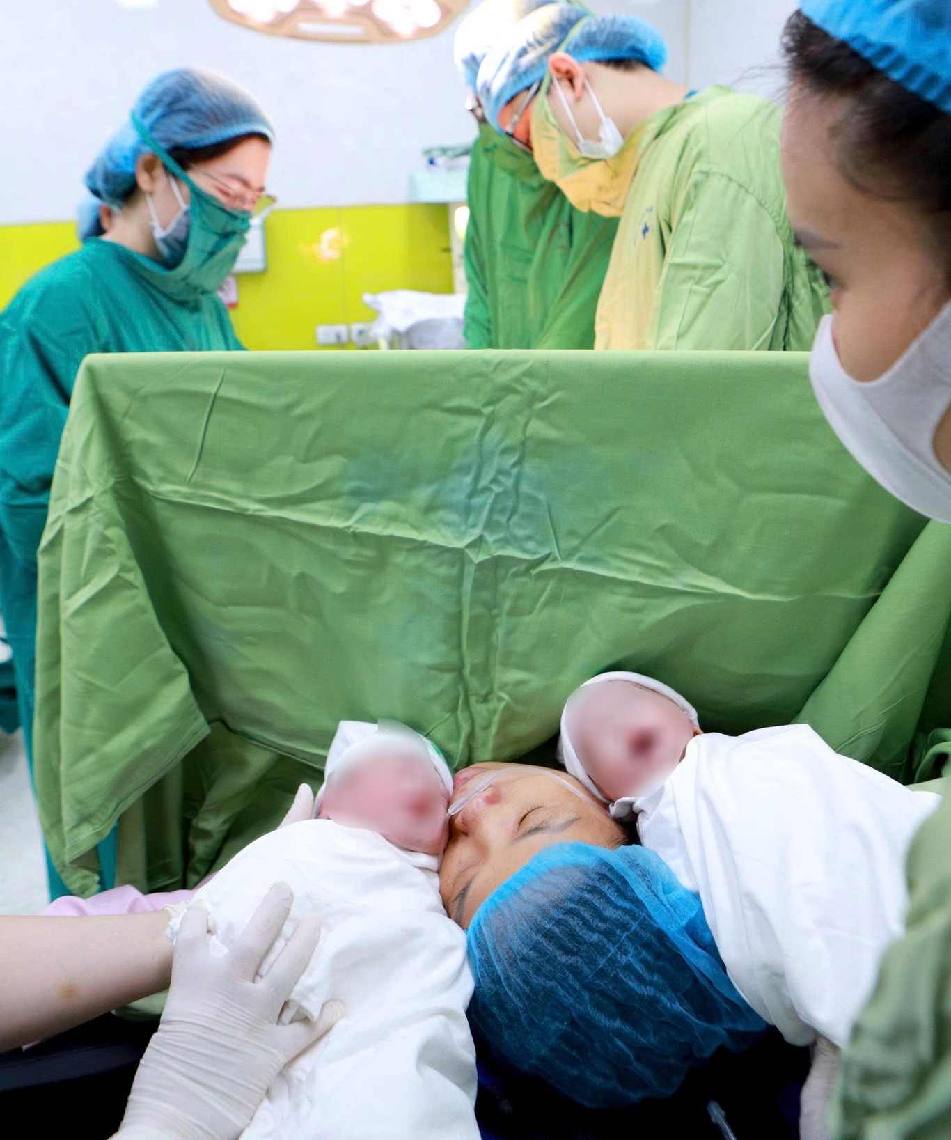 Sản phụ 56 tuổi sinh đôi an toàn tại Bệnh viện Phụ Sản Hà Nội. Ảnh: BVCC