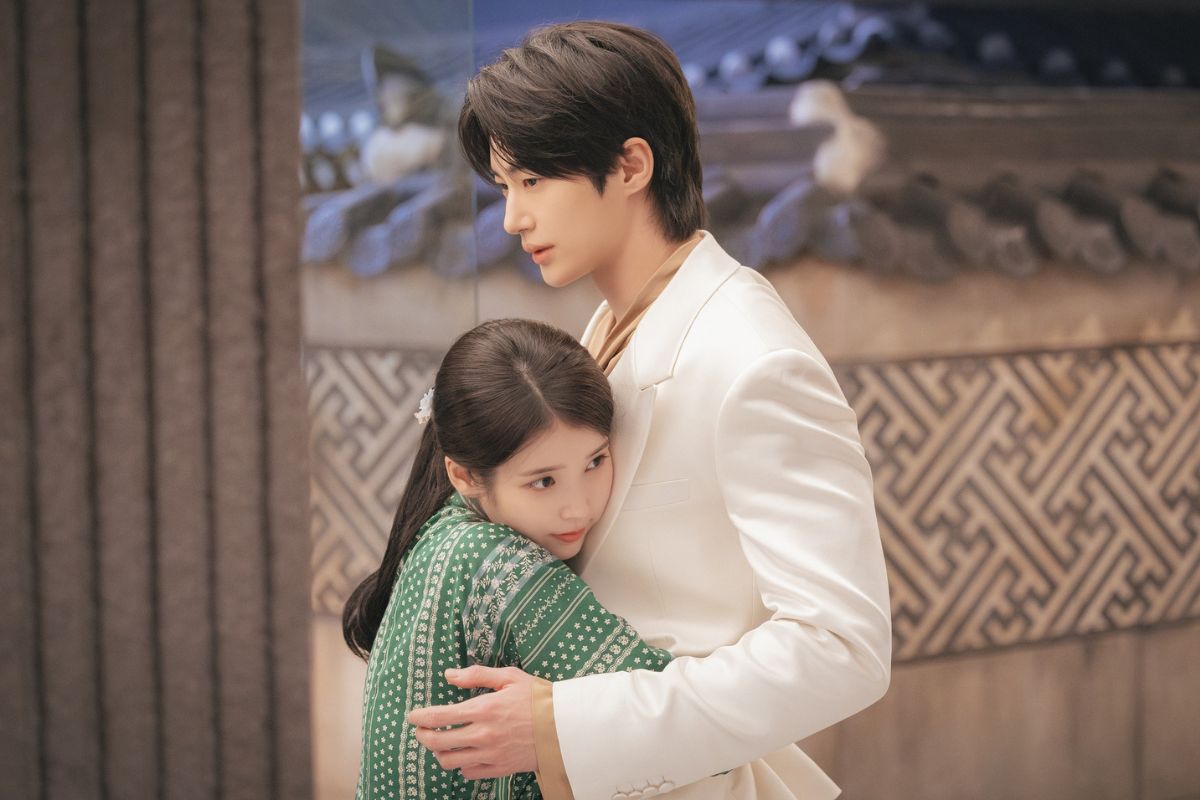 IU and Byeon Woo Seok in “Perfect crown”. Photo: Manufacturer