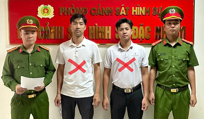 Các đối tượng Vũ Tùng Lâm và Nguyễn Văn Tài (áo trắng) bị cơ quan công an bắt giữ. Ảnh: Công an Hải Phòng