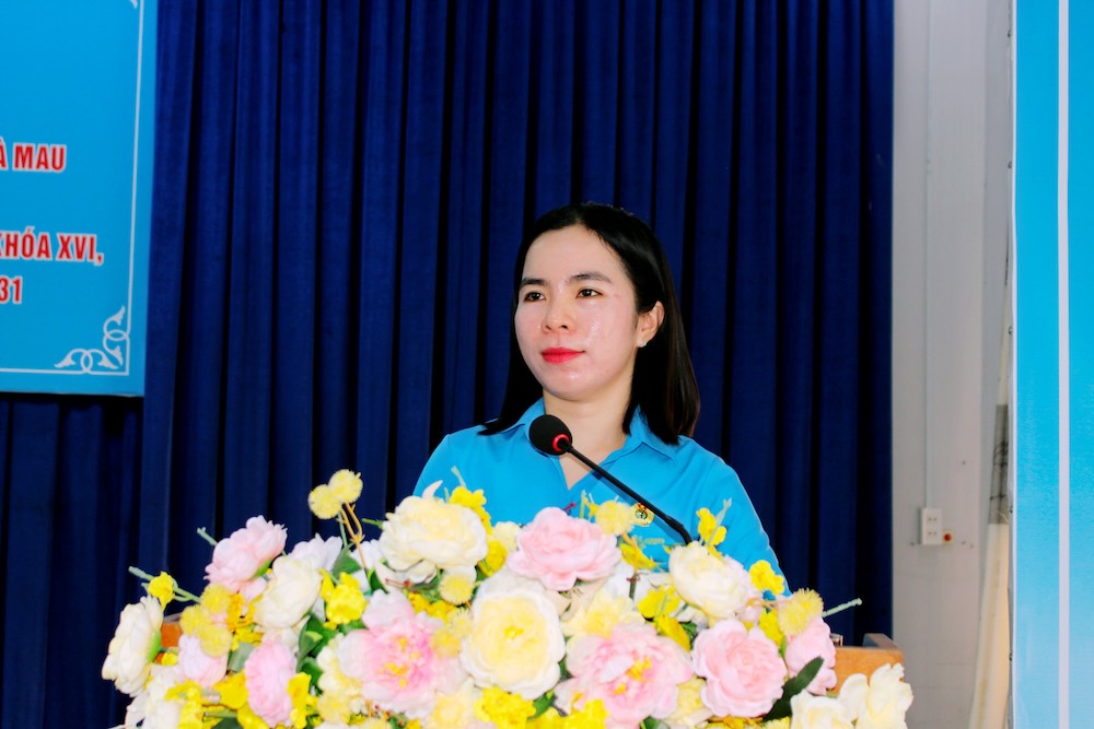 Đồng chí Ngô Diễm Phúc - Phó Chủ tịch Thường trực LĐLĐ tỉnh phát biểu khai mạc Hội nghị. Ảnh: LĐLĐ Cà Mau.