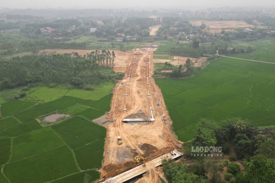 La route traverse de vastes champs, des zones résidentielles des communes de la zone centrale de l'ancienne ville de Việt Trì. Photo: Tô Công