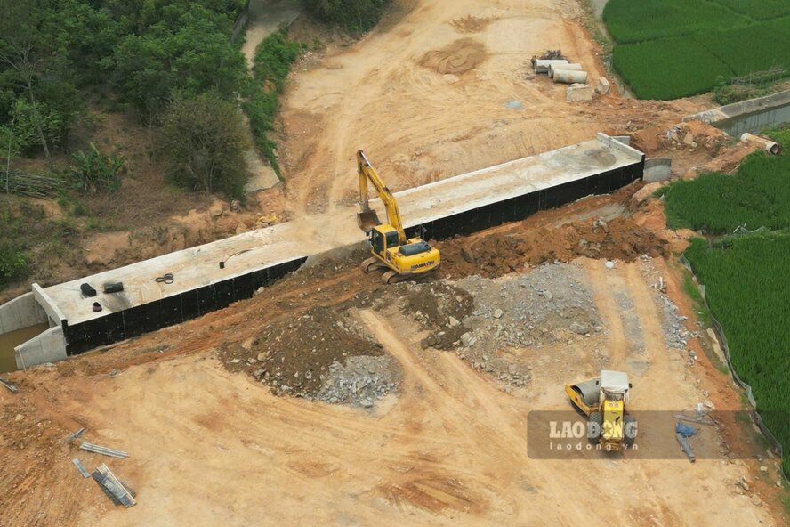 Hệ thống cống thoát nước ngang dọc đang được thi công. Ảnh: Tô Công