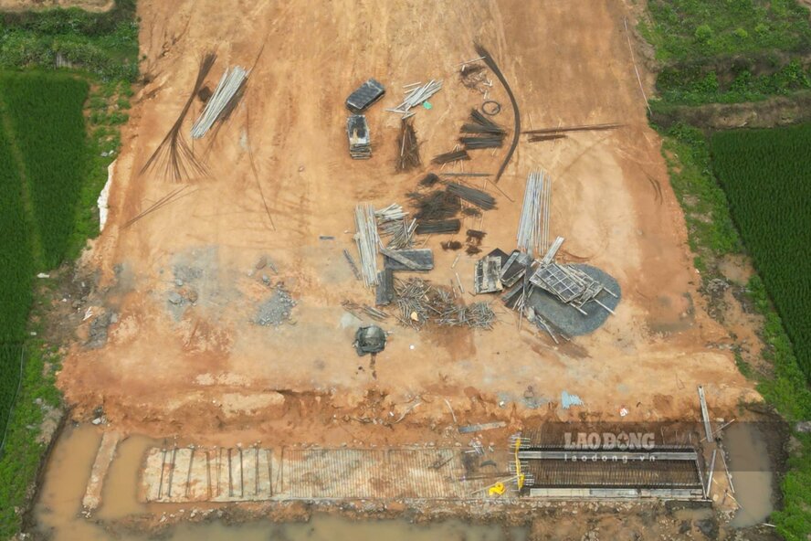 Nhiều nguyên vật liệu đang được tập kết. Ảnh: Tô Công