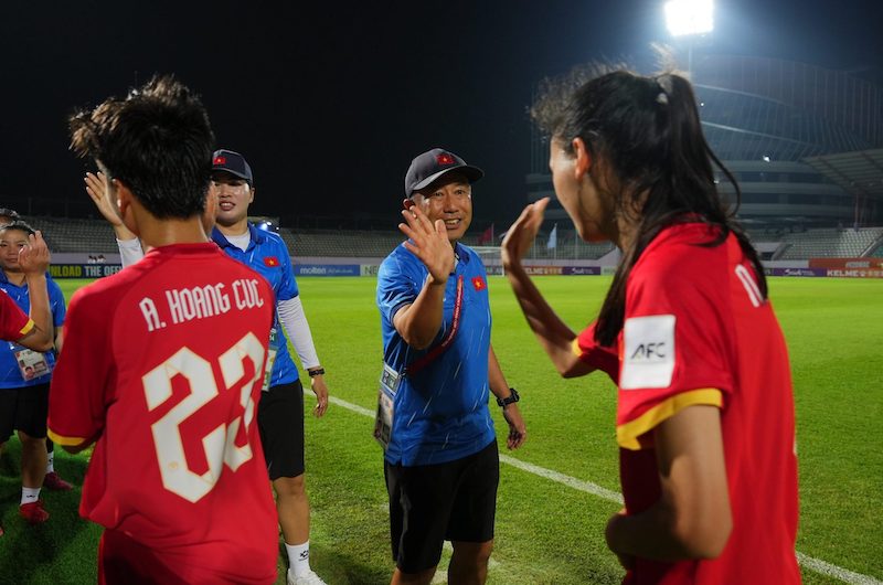 El entrenador Okiyama Masahiko está satisfecho con el espíritu de lucha de la selección femenina sub-20 de Vietnam. Foto: VFF