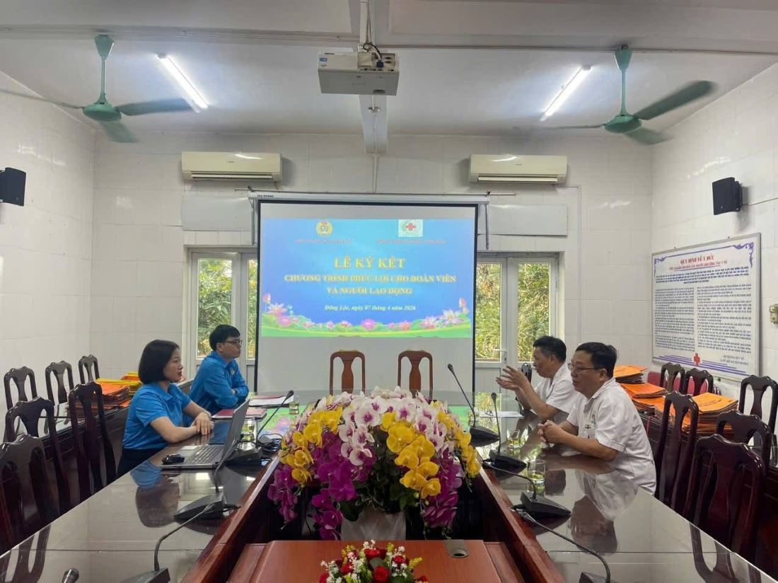Nghi Loc Commune Trade Union signed a welfare program with Nghi Loc General Hospital, creating conditions for union members and workers to receive health care. Photo: Nghe An Trade Union