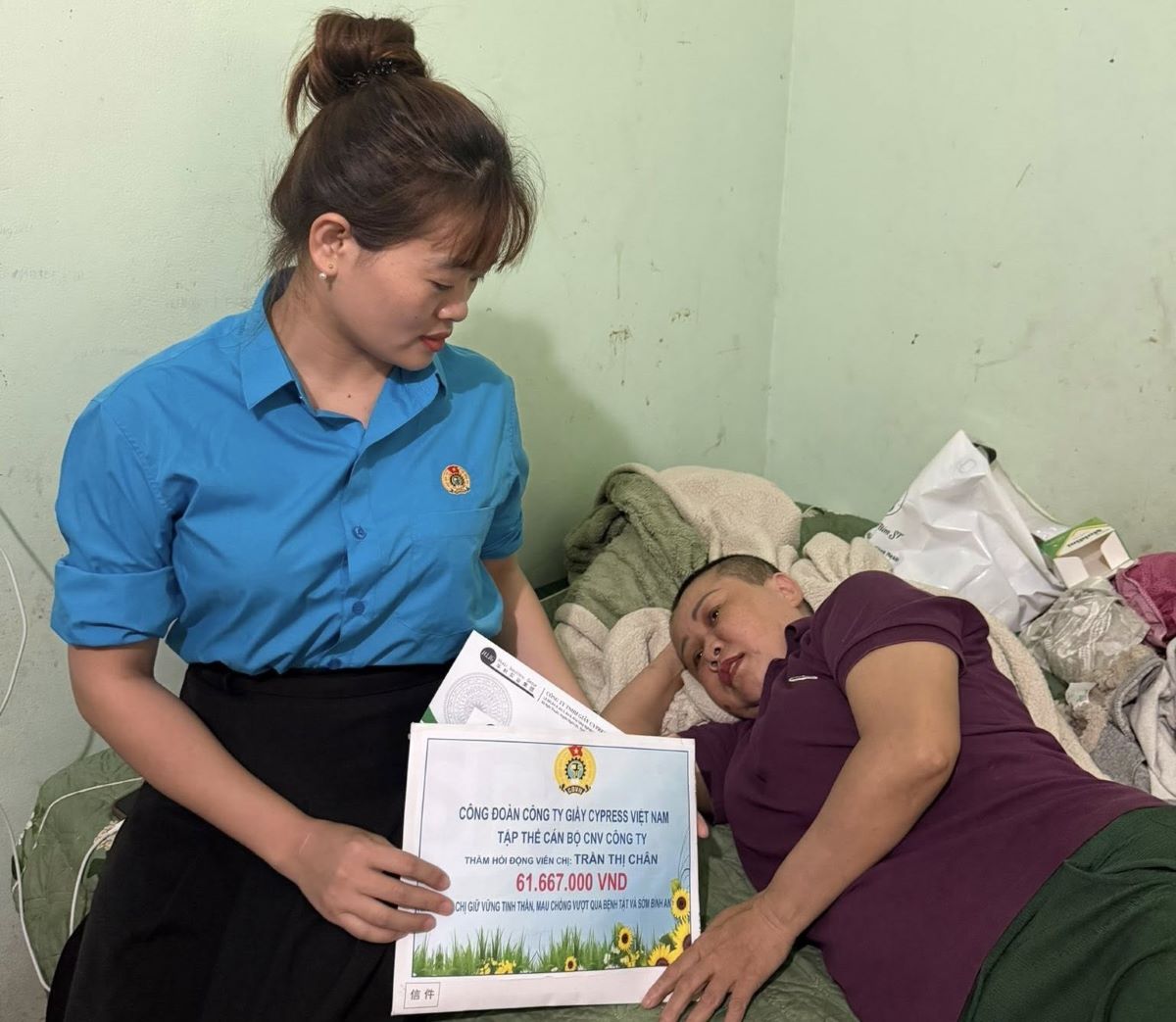 The Trade Union of Cypress Vietnam Shoe Company calls for and receives more than 61 million VND to support union members facing difficulties. Photo: Nghe An Trade Union