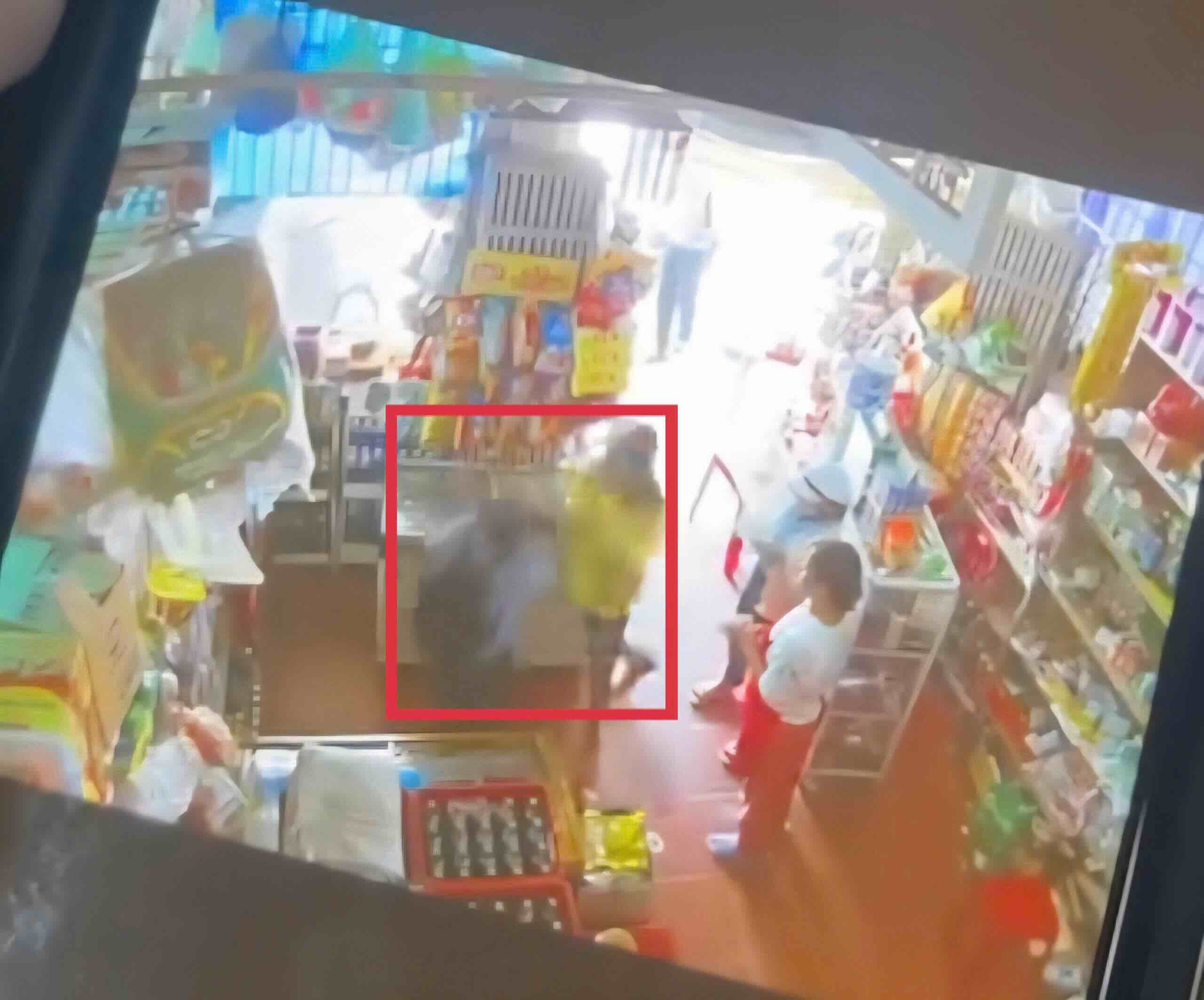 Functional agencies are verifying the case of a man repeatedly beating a student in the face. Photo cut from clip