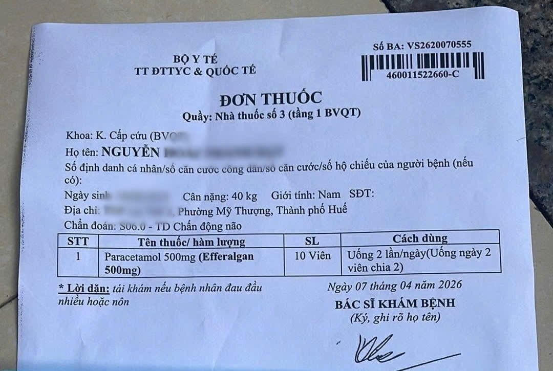 Đơn thuốc và chẩn đoán của bác sĩ do mẹ học sinh cung cấp. Ảnh: Phúc Đạt.