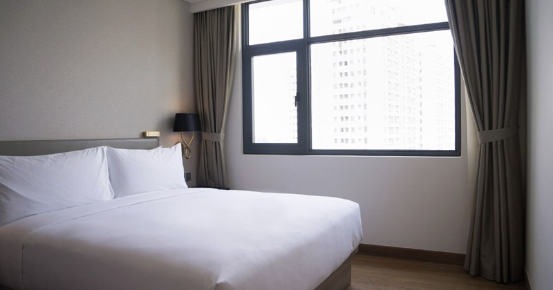 Vì sao không nên đặt giường ngủ dưới cửa sổ?