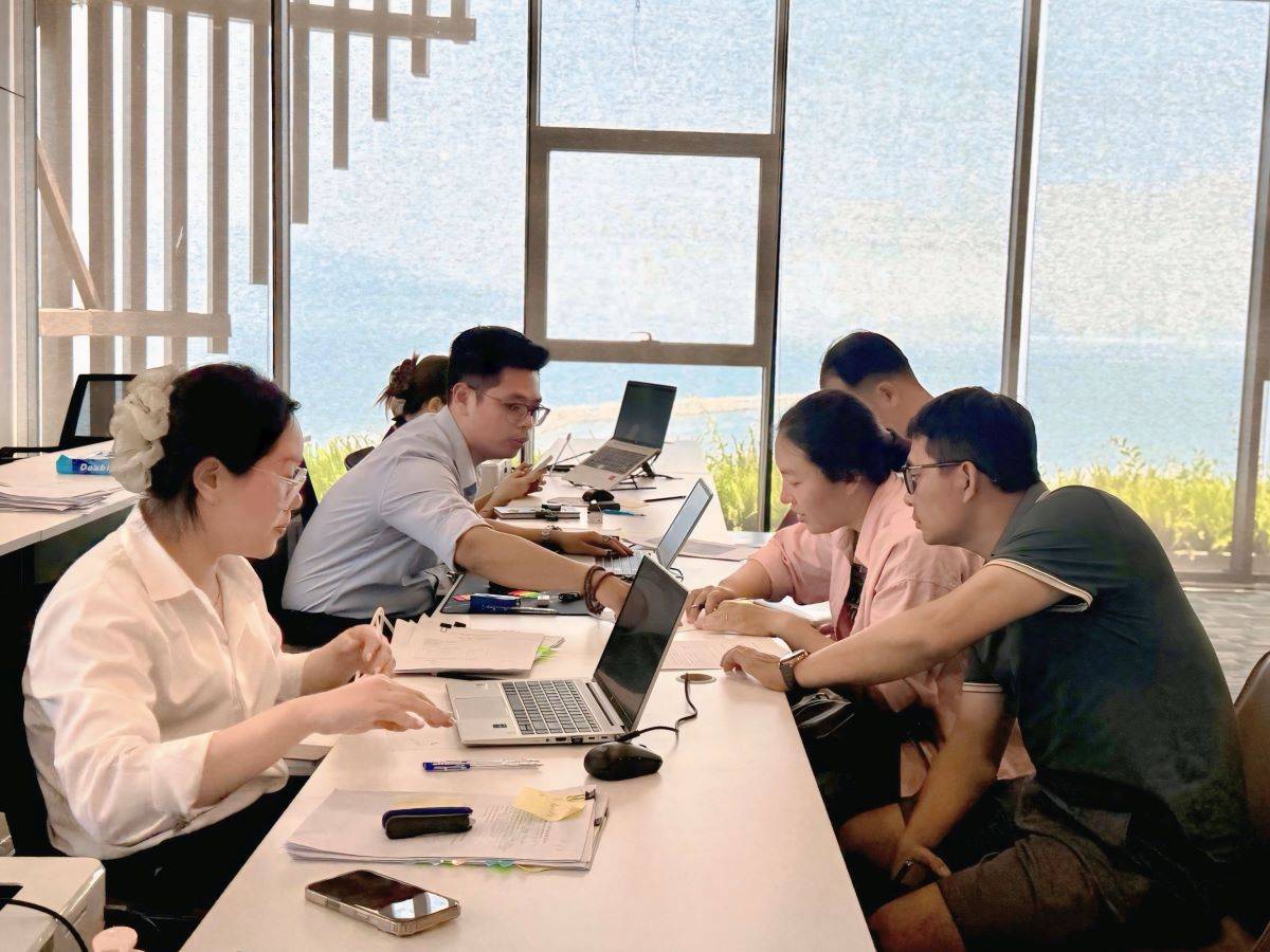 Vợ chồng anh Hoài tiến hành thủ tục ký cọc tại văn phòng Vinhomes Hải Vân Bay Đà Nẵng