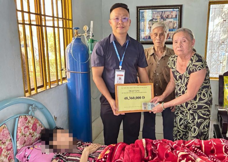 Representatives of the grassroots Trade Union of Pou Sung Vietnam Co., Ltd. present support to families of union members and workers suffering from critical illnesses. Photo: Company Trade Union