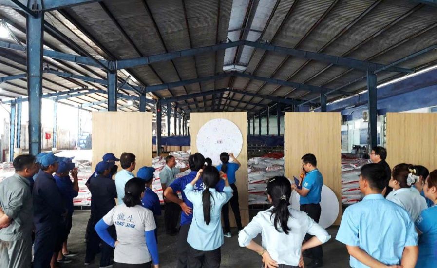 Grassroots trade unions in Khanh Hoa propagate policies and laws to workers. Photo: Phuong Linh