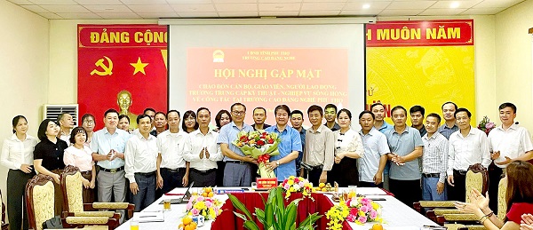 Nhân sự Trường Trung cấp Sông hồng đã được tiếp nhận. Ảnh: Cổng Thông tin Phú Thọ 