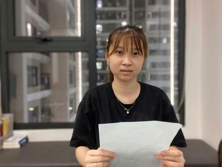 Ms. Pham Phuong May reflected the incident to a reporter from Lao Dong Newspaper. Photo: Ha Anh