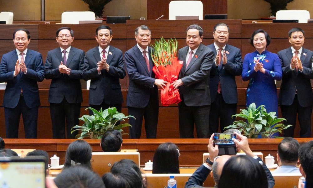 Ủy viên Bộ Chính trị, Chủ tịch Quốc hội Trần Thanh Mẫn tặng hoa chúc mừng Ủy viên Bộ Chính trị, Thủ tướng Chính phủ Lê Minh Hưng, Phó Thủ tướng Chính phủ, Bộ trưởng và thành viên khác của Chính phủ nhiệm kỳ 2026-2031. Ảnh: Phạm Đông