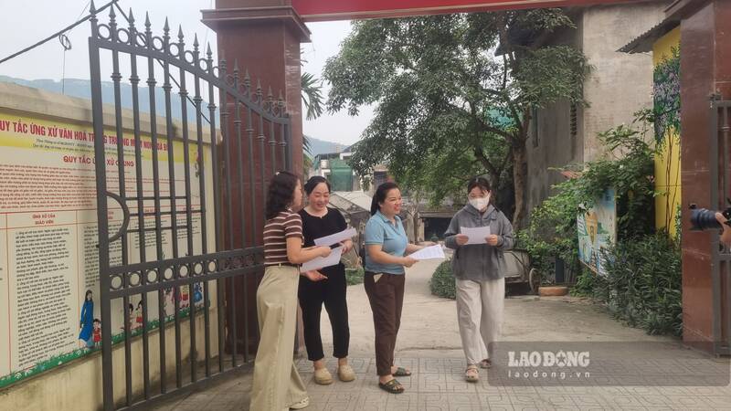 Các phụ huynh đến nghe thông báo kết quả mẫu xét nghiệm. Ảnh: Việt Bắc