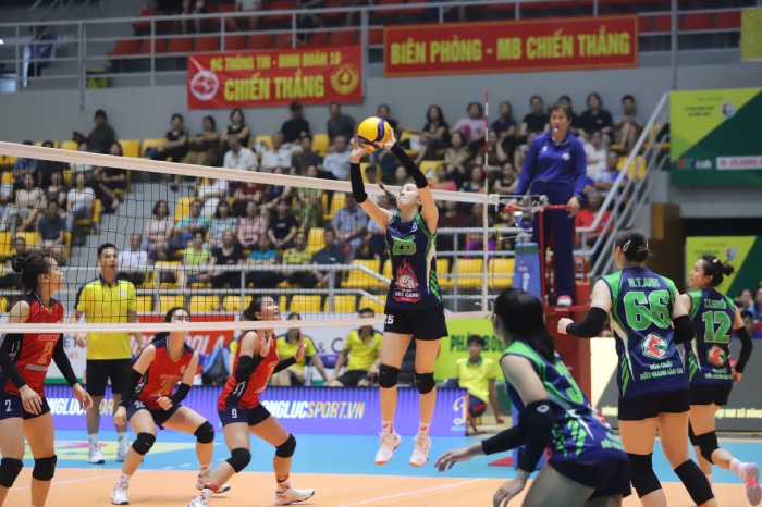 Hóa chất Đức Giang se enfrenta a Hà Nội en el campeonato nacional de voleibol. Foto: Hải Đường