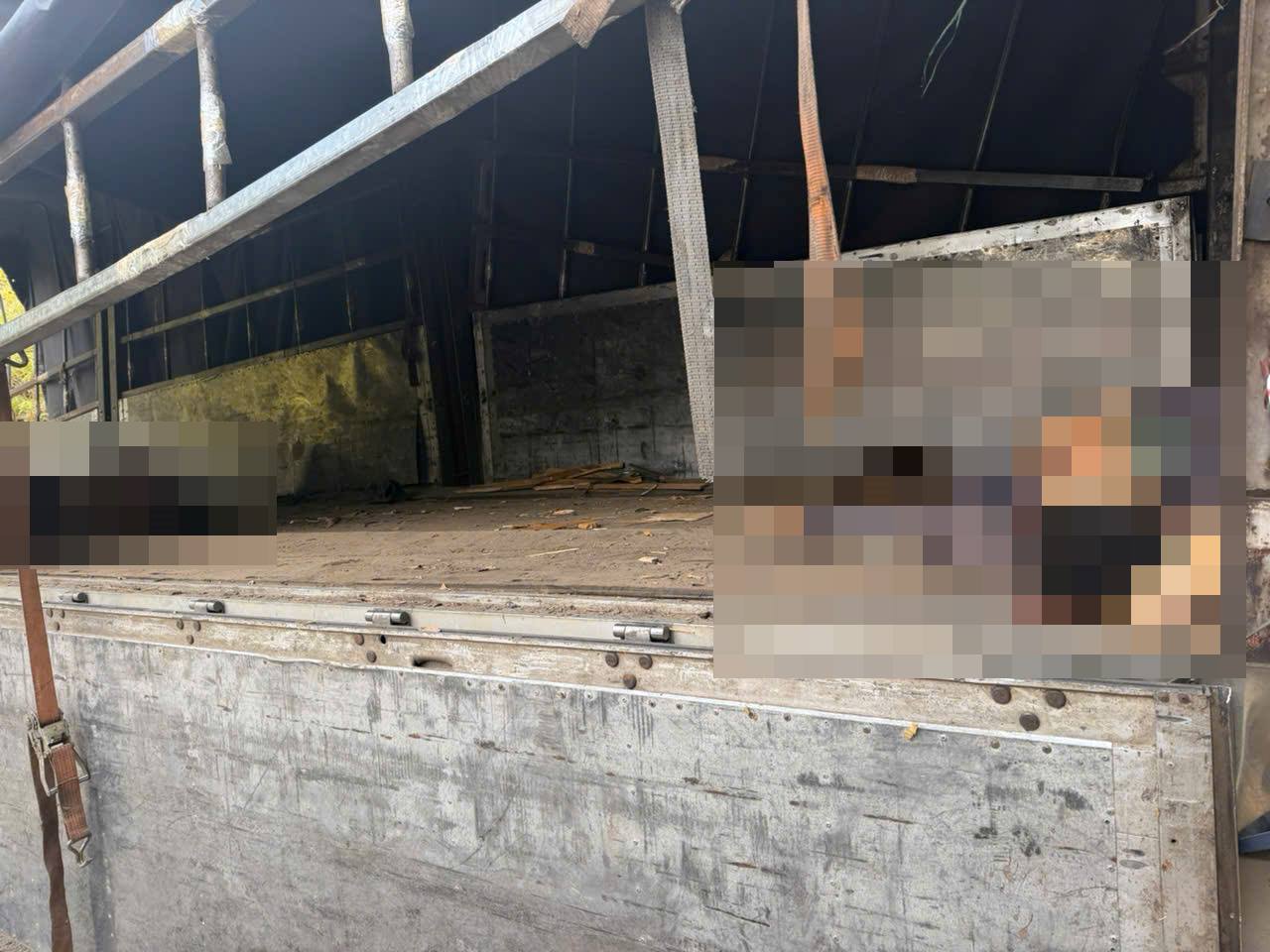 Nạn nhân nằm trên thùng xe tải tại hiện trường. Ảnh: Duy Tuấn