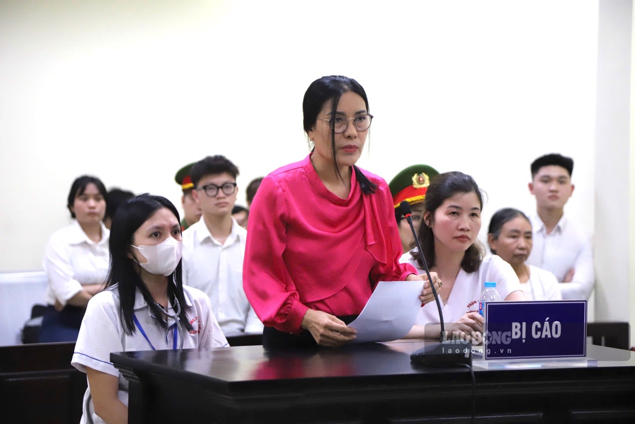 Bị cáo Nguyễn Thị Bình, cựu hiệu trưởng trường THCS Ba Đình tại phiên tòa ngày 27.3. Ảnh: Phóng viên