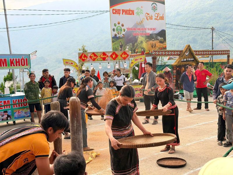 Chợ phiên Trà Linh với hơn 20 gian hàng được bố trí hài hòa, mang đậm bản sắc vùng cao. Ảnh: Trà Linh