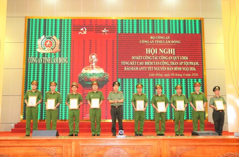 Các tập thể Công an Lâm Đồng nhận thưởng nóng của Bộ Công an. Ảnh: Như Ý 