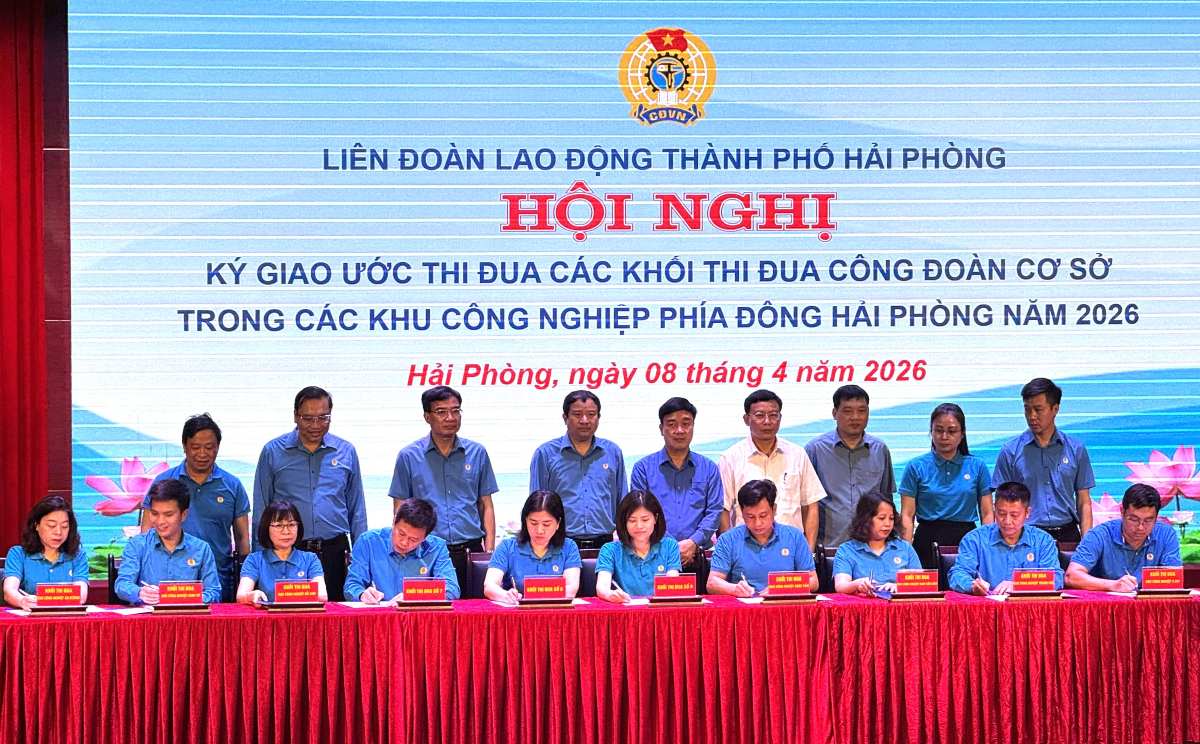 Đại diện câu lạc bộ Chủ tịch, Phó Chủ tịch Công đoàn cơ sở các khu công nghiệp kí kết giao ước thi đua. Ảnh: Hoàng Khôi