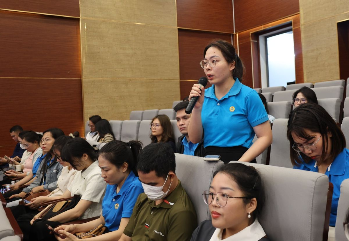 Representatives of grassroots trade unions propose many solutions to support businesses. Photo: Hoang Khoi