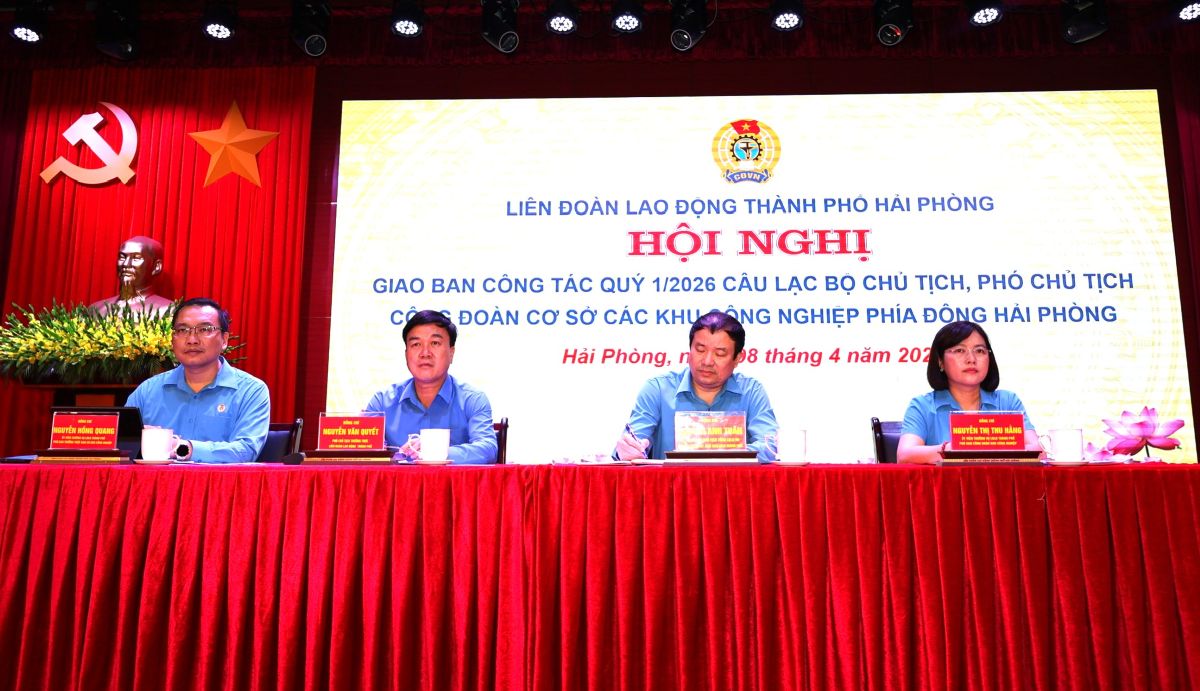 Lãnh đạo LĐLĐ TP Hải Phòng lắng nghe ý kiến, kiến nghị của đại diện công đoàn cơ sở. Ảnh: Hoàng Khôi