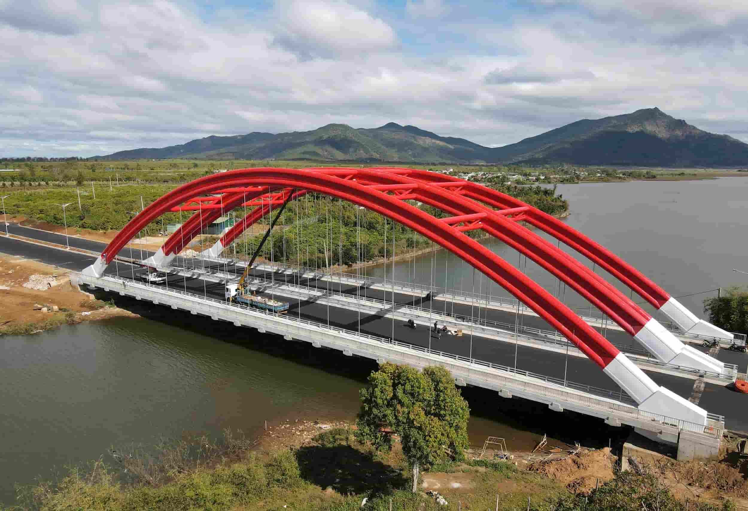 Le pont Biển Hồ, où les touristes sont venus prendre des photos, a été renversé et a dû être emmené aux urgences et traité. Photo: Thanh Tuấn