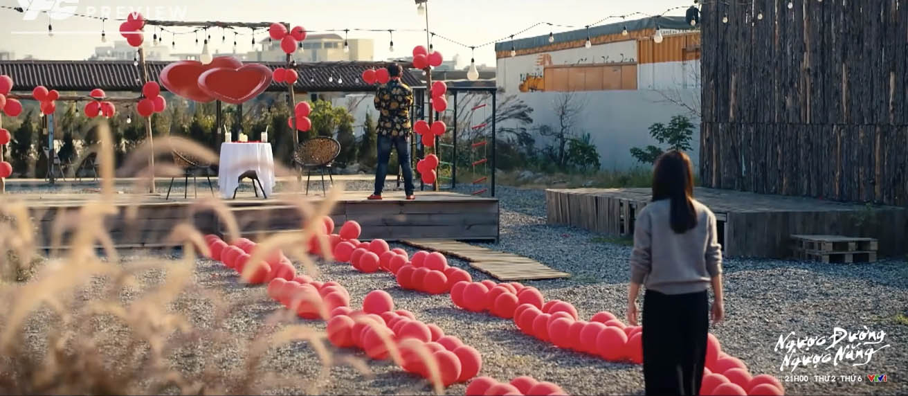 Thắng chuẩn bị khung cảnh lãng mạn khi đi cà phê với Mai. Ảnh: VFC. 